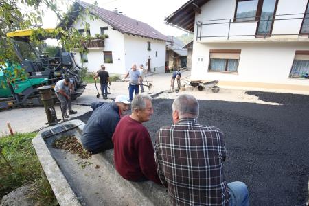 PODSLIVNICA  ASFALTIRANJE CESTE SKOZI VAS 05 FOTO LJUBO VUKELIČ